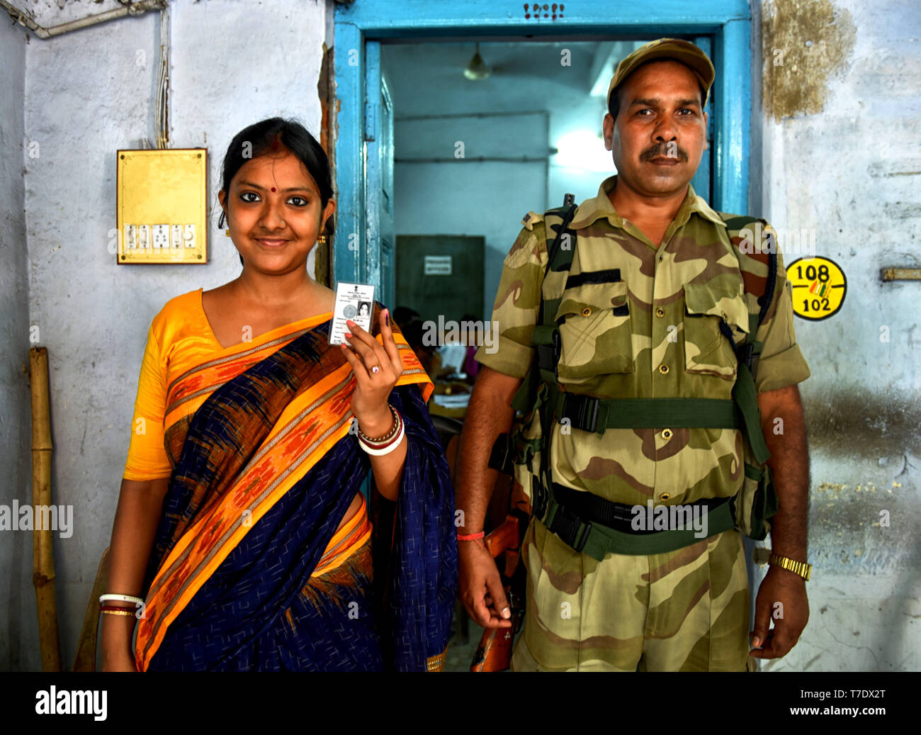 Barrackpore, WEST BENGAL, India. 6th May, 2019. A Young woman seen showing her ink marked finger next to an armed soldier after casting the vote at a polling station during the 5th Phase of General Elections of India. Credit: Avishek Das/SOPA Images/ZUMA Wire/Alamy Live News Stock Photo