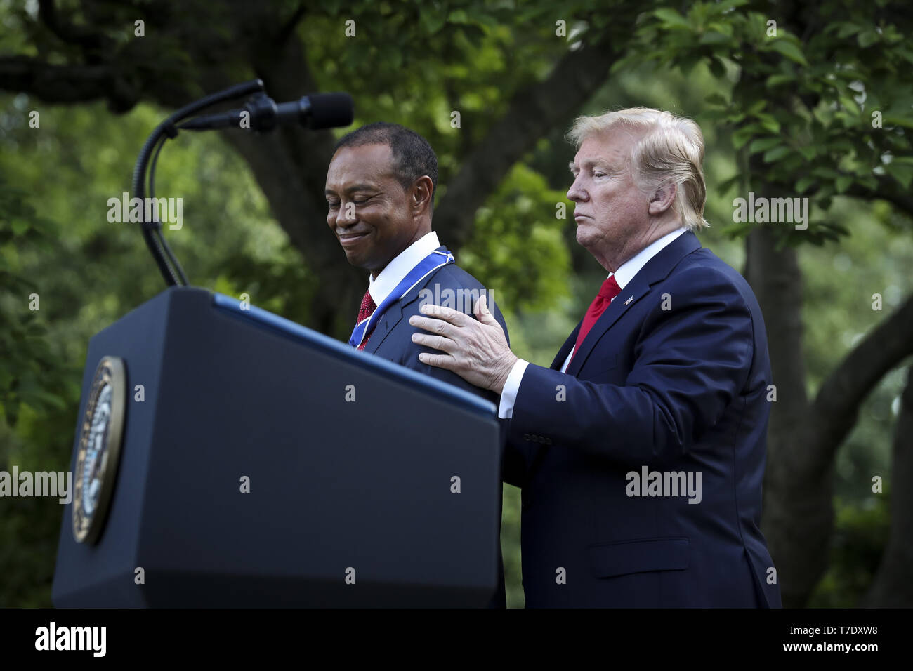 Washington, District of Columbia, USA. 6th May, 2019. United States President Donald J. Trump presents the Presidential Medal of Freedom to Tiger Woods during a ceremony in the Rose Garden of the White House on May 6, 2019 in Washington, DC. Credit: Oliver Contreras/Pool via CNP Credit: Oliver Contreras/CNP/ZUMA Wire/Alamy Live News Stock Photo