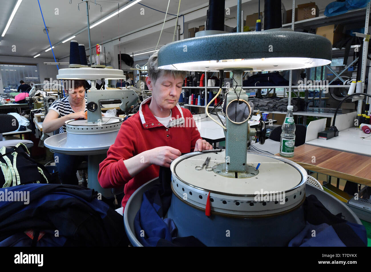 Zella, Germany. 06th May, 2019. Elisabeth Sonnabend (r) and Silvia Fiedler (l) work on the warping machines in the production facility of Strick Zella GmbH. The traditional company employs 40 people and is working on the development of innovative garments within the framework of the Smarttex network in Thuringia. Strick Zella is a member of the Verband der Nord-Ostdeutschen Textil- und Bekleidungsindustrie (vti) (Association of the North-East German Textile and Clothing Industry), which meets on 7 May in Erfurt for a general meeting. Credit: Martin Schutt/dpa-Zentralbild/dpa/Alamy Live News Stock Photo