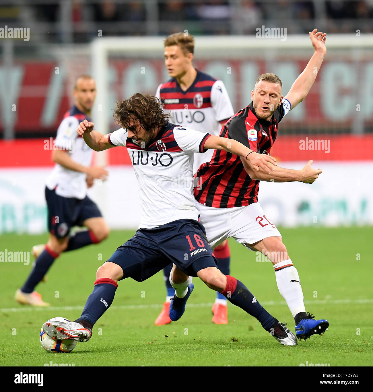 Milan, Italy. 6th May, 2019. AC Milan's Ignazio Abate (R) vies with Bologna's Andrea Poli during a Serie A soccer match between AC Milan and Bologna in Milan, Italy, May 6, 2019. AC Milan won 2-1. Credit: Daniele Mascolo/Xinhua/Alamy Live News Stock Photo