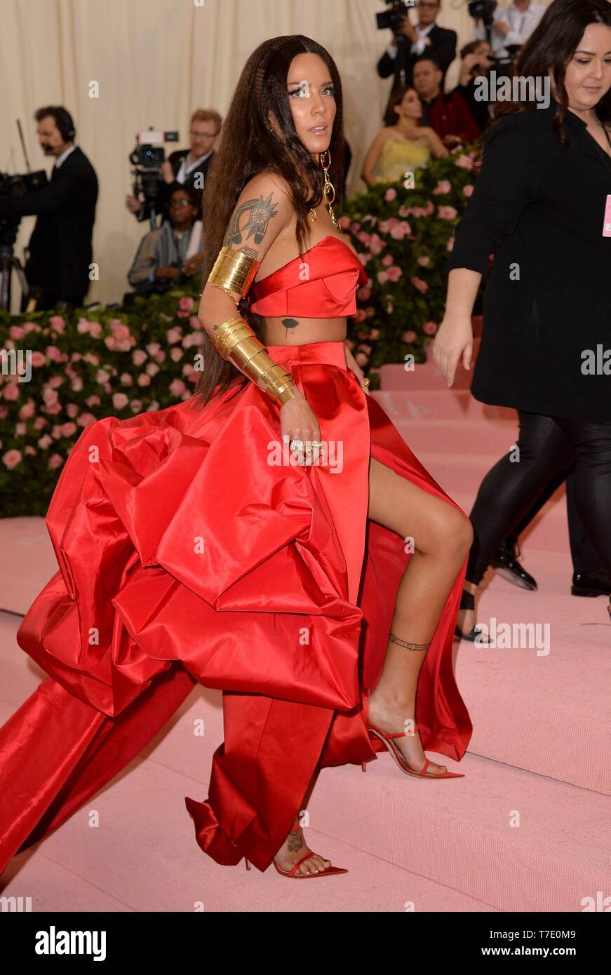 New York, NY, USA. 6th May, 2019. Halsey at arrivals for Camp: Notes on Fashion Met Gala Costume Institute Annual Benefit - Part 2, Metropolitan Museum of Art, New York, NY May 6, 2019. Credit: Everett Collection Inc/Alamy Live News Stock Photo
