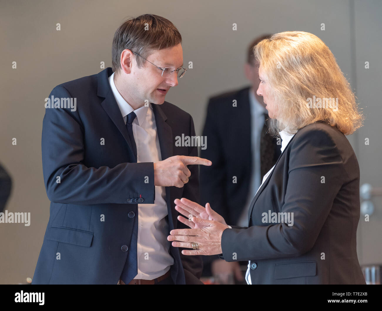 Munich, Germany. 07th May, 2019. Hans Reichhart (CSU, l), Minister of State for Housing, Construction and Transport, and Kerstin Schreyer (CSU), Minister of State for Family, Labour and Social Affairs, attend the meeting of the Bavarian Cabinet at the State Chancellery. The meeting will focus on measures to prevent and combat anti-Semitism. Credit: Peter Kneffel/dpa/Alamy Live News Stock Photo