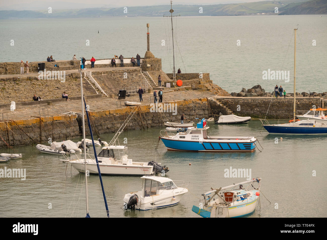 New Quay, Wales UK, Tuesday 07 May 2019 UK Weather: People enjoying the  warm May sunshine at the seaside in the small coastal village of New Quay, on the  shores of Cardigan Bay,   west Wales. Photo credit : Keith Morris /Alamy Live News Stock Photo