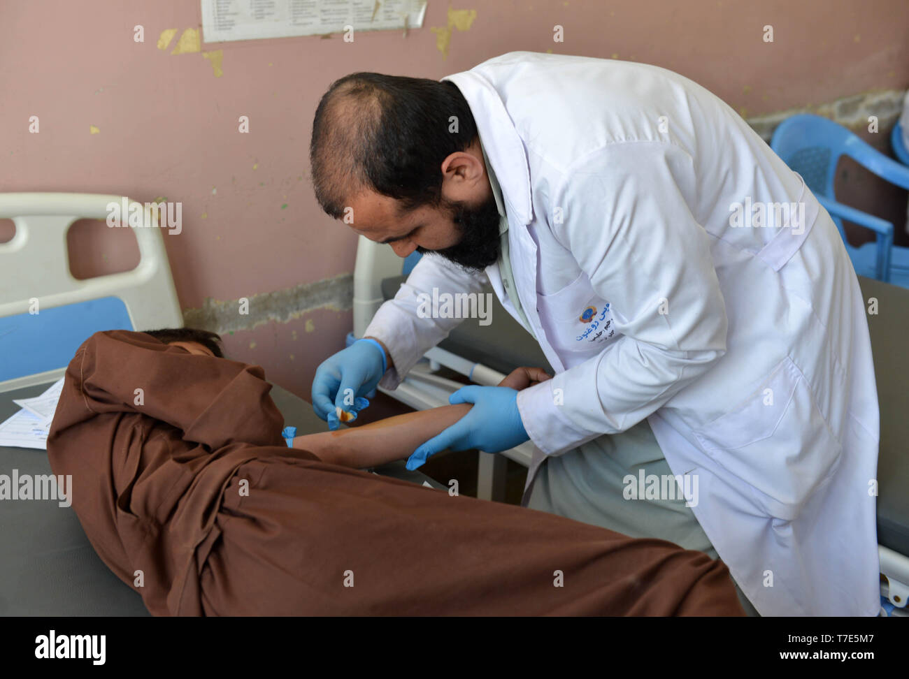 (190507) -- KANDAHAR, May 7, 2019 (Xinhua) -- An Afghan man receives medical treatment at the Mirwais Regional Hospital in Kandahar, Afghanistan, May 4, 2019. The Mirwais Regional Hospital, locally known as the 'Chinese Hospital', was built by China in 1974 and put into operation in 1979 on 44 acres of land in Kandahar, the largest city in the southern region as a gift to the Afghan people. The hospital is the largest health center in Afghanistan's southern region and provides almost all kinds of services to patients ranging from diagnosis of diseases to surgery of war victims, childcare and m Stock Photo