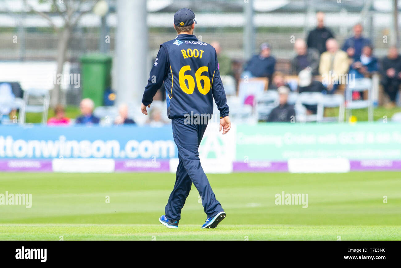 English cricket kit hi-res stock photography and images - Alamy