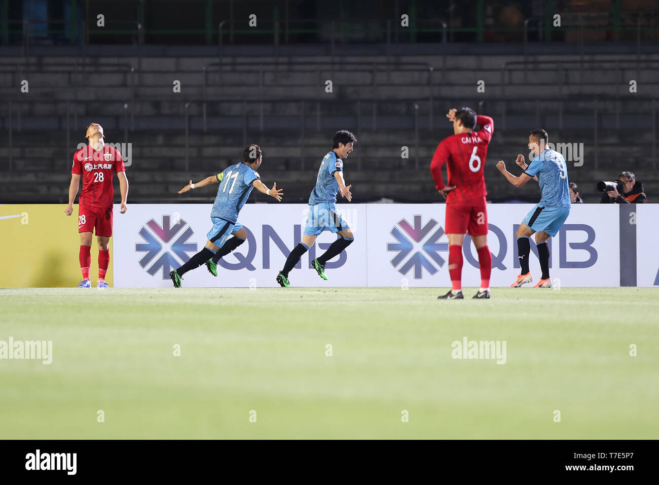 Kawasaki, Japan. 7th May, 2019. Hulk (L) of China's Shanghai Kawasaki, Japan. 7th May, 2019. Hulk (L) of China's Shanghai