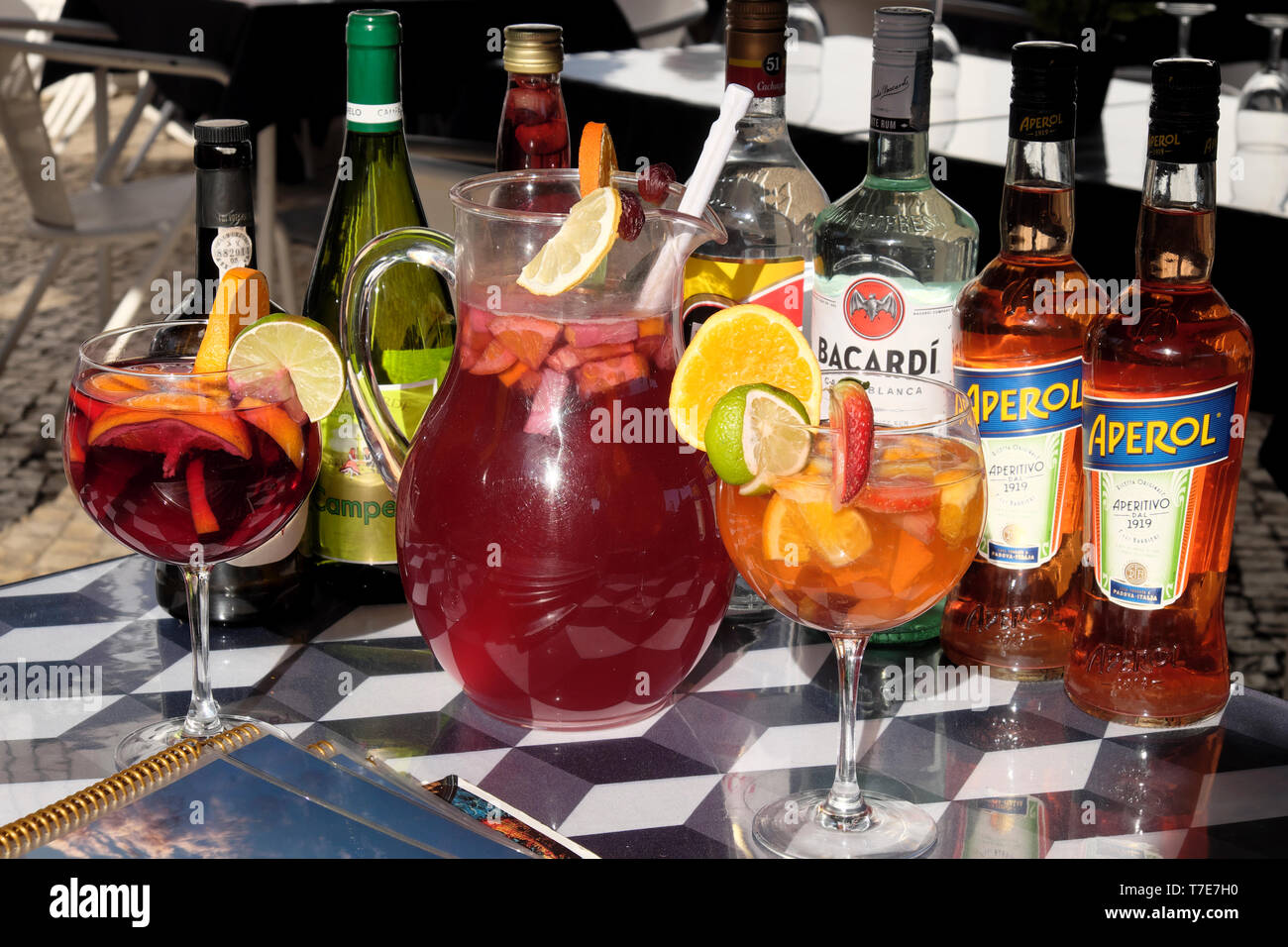 Drinks on table hi-res stock photography and images - Alamy