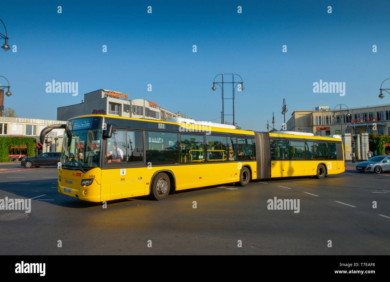 Gelenkbus, Autoverkehr, Kurt-Schumacher-Platz, Tegel, Reinickendorf, Berlin, Deutschland Stock Photo