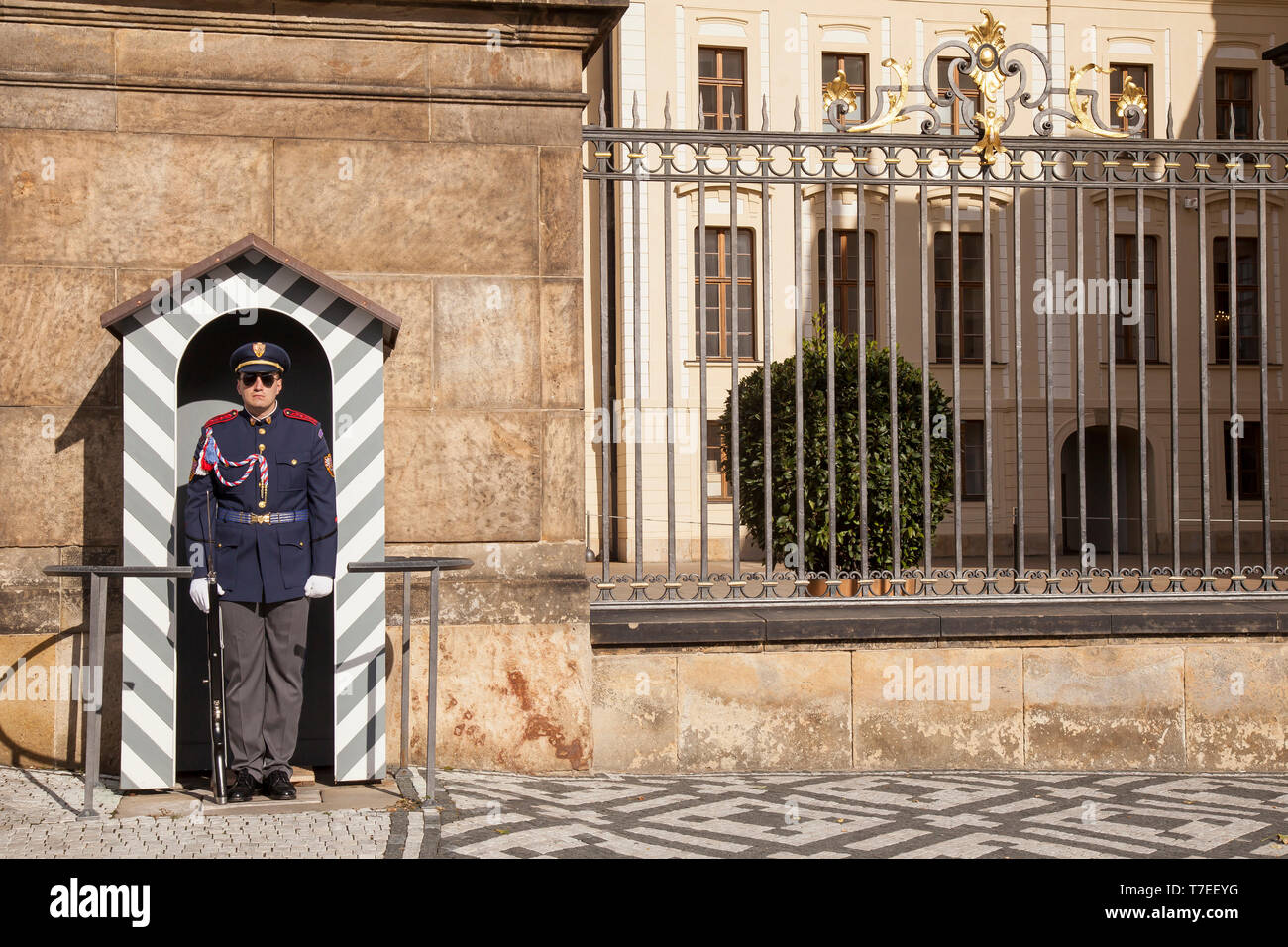 Palace guard, Prague Castle, Hradcany, Prague, Bohemia, Czech Republic, Europe Stock Photo