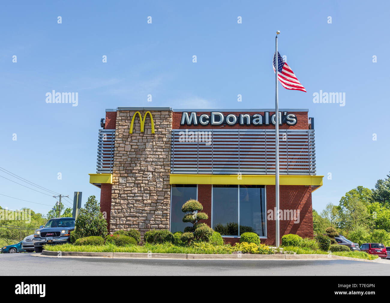 JONESBOROUGH, TENNESSEE, USA-4/27/19:  Exterior of neat McDonalds, with American flag and pole; blue sky, springtime. Stock Photo