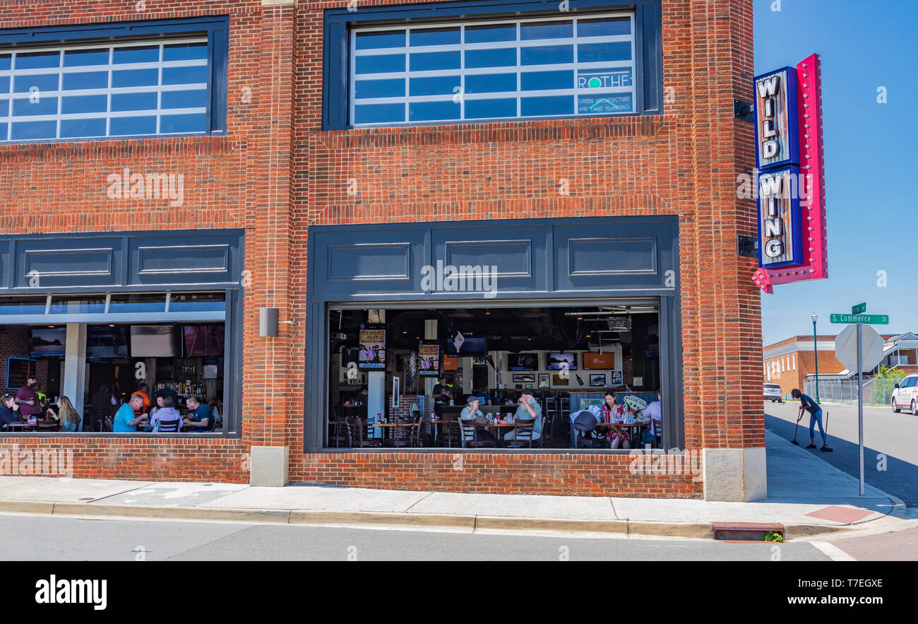 JOHNSON CITY, TN, USA4/27/19 Customers seen dining through windows of