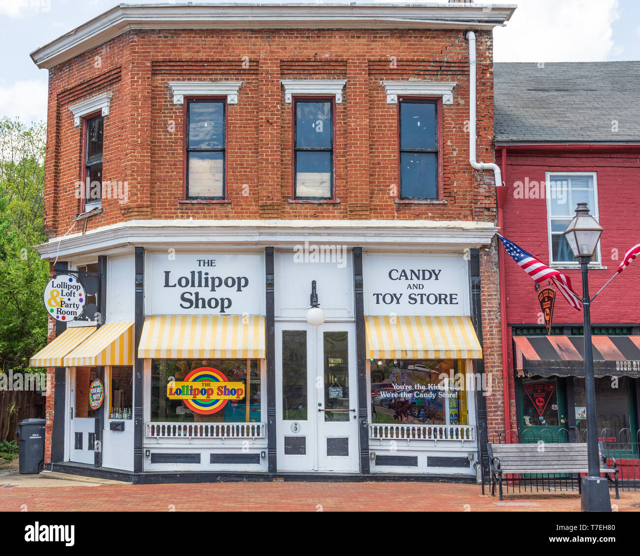 JONESBOROUGH, TN, USA-4/28/19: The Lollipop Shop, candy and toy store, on  Main Street in Jonesborough Stock Photo - Alamy