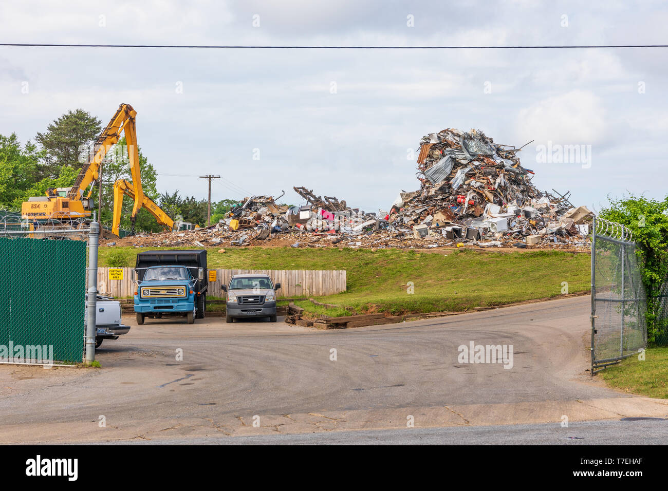Scrap trucks hires stock photography and images Alamy
