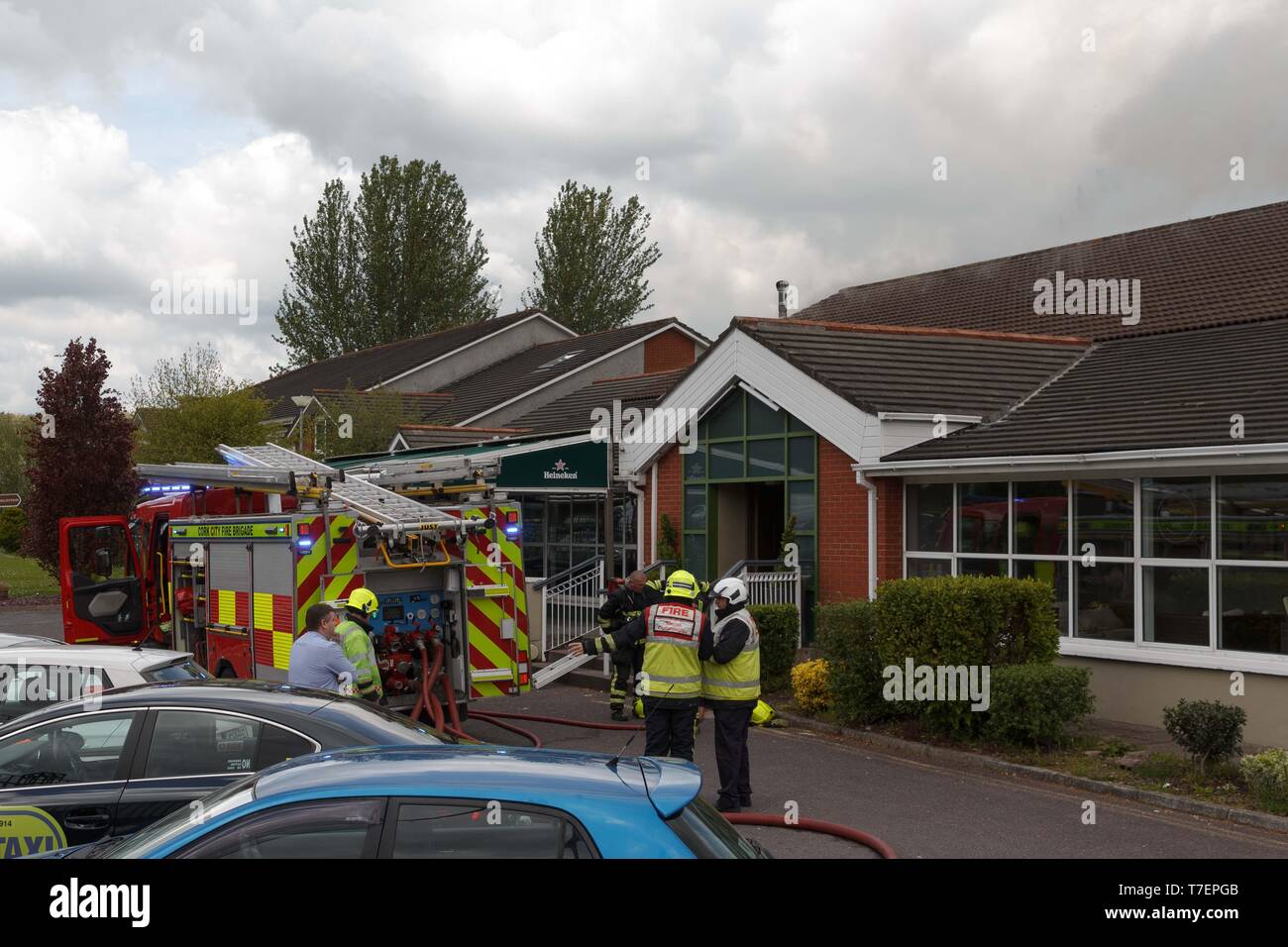 Cork, Ireland, 6th May, 2019.   Fire at the Commons Inn, Cork City. Cork CIty Fire Brigade tackeling a fire which broke out in the Commons Inn around  Stock Photo