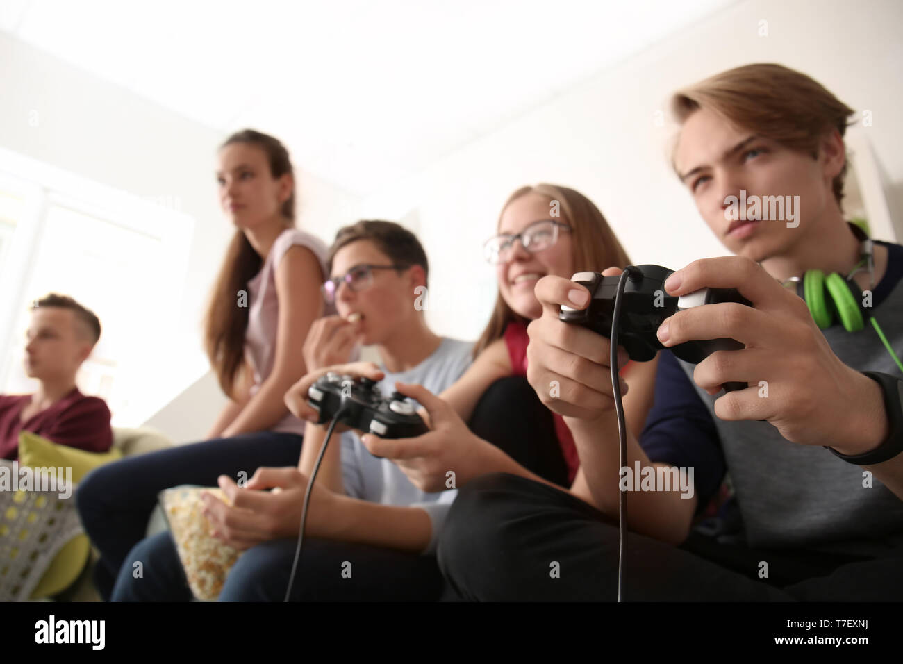 Kids playing online games hi-res stock photography and images - Alamy