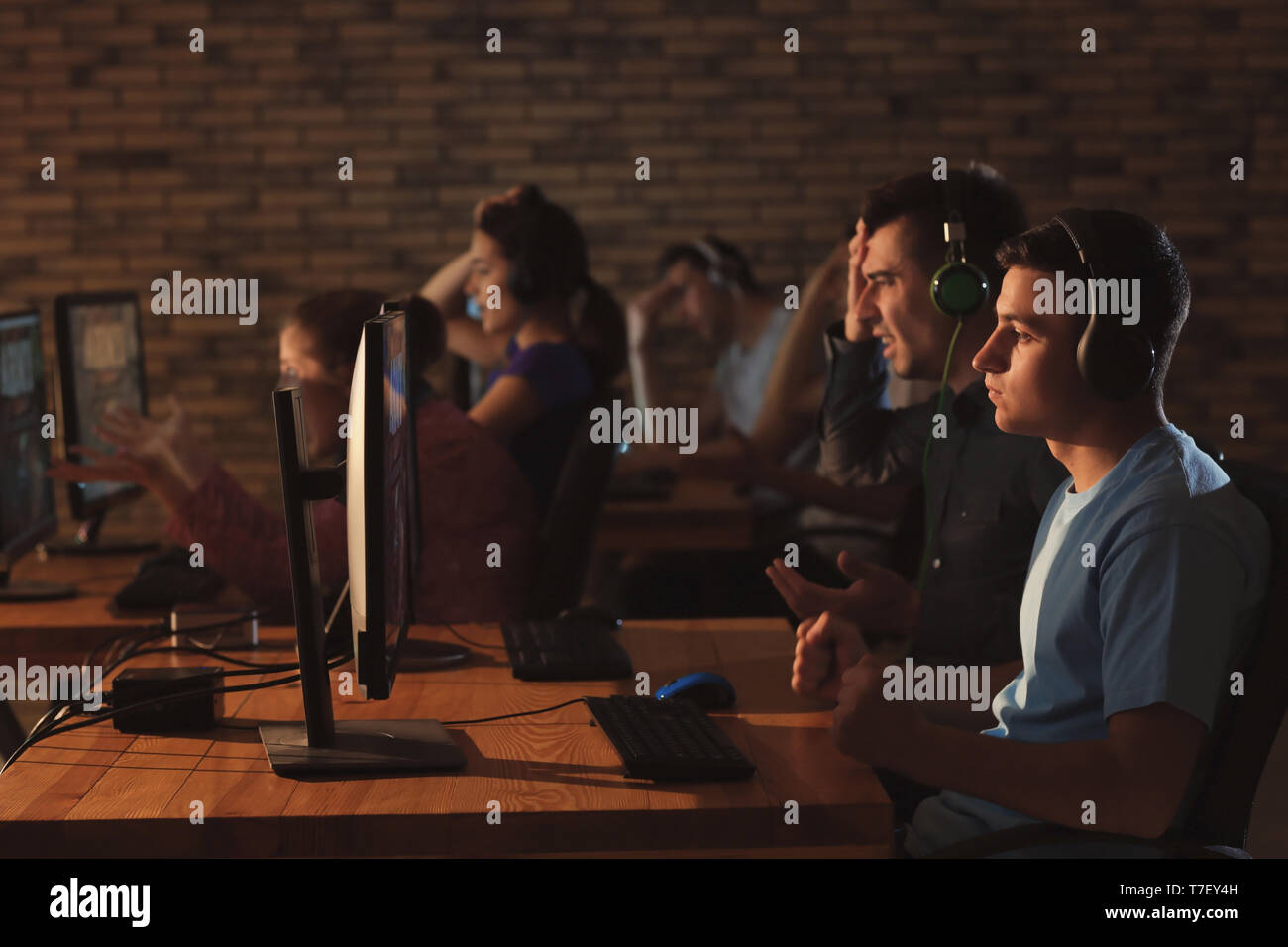 Man playing video games sad woman hi-res stock photography and images ...
