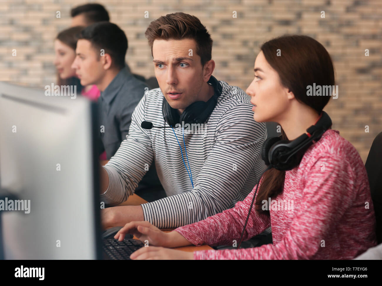 Man playing video games sad woman hi-res stock photography and images ...