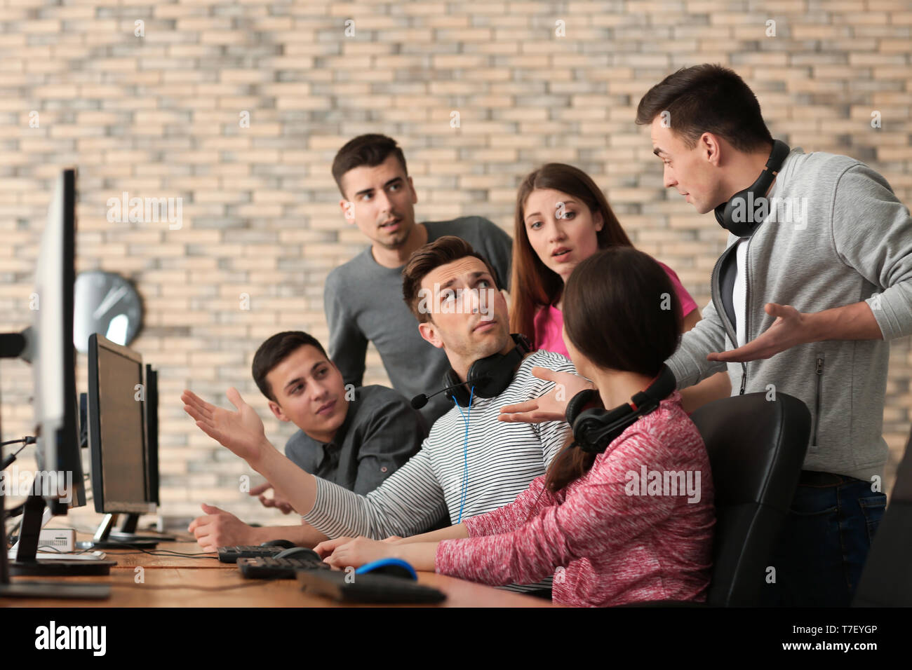 Man playing video games sad woman hi-res stock photography and images ...