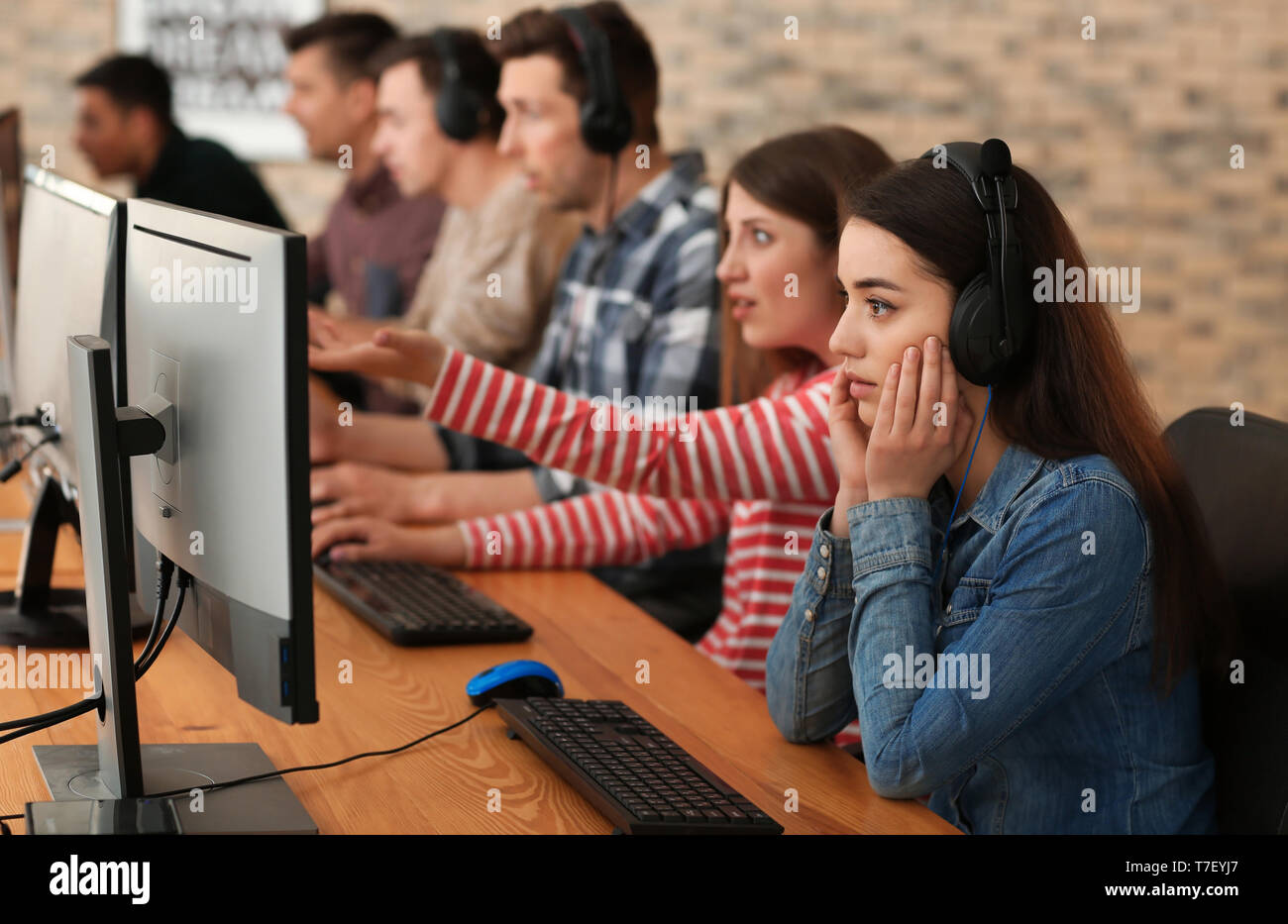 Man playing video games sad woman hi-res stock photography and images ...