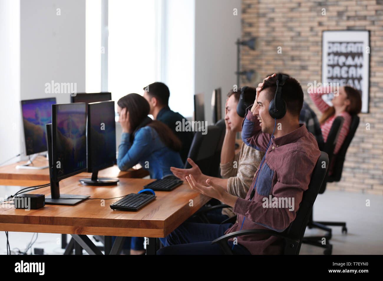 Man playing video games sad woman hi-res stock photography and images ...