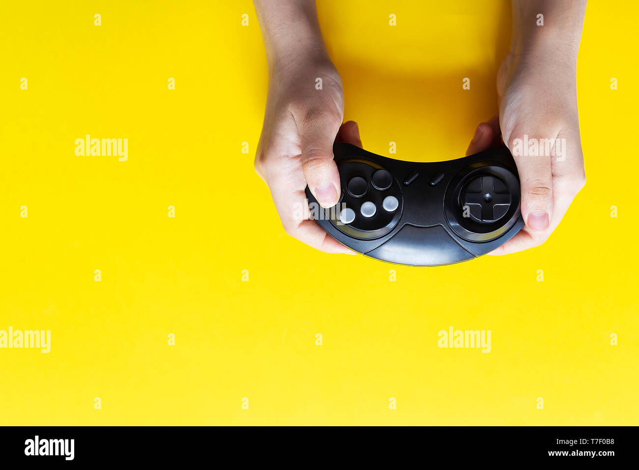 Hands joypad hi-res stock photography and images - Alamy