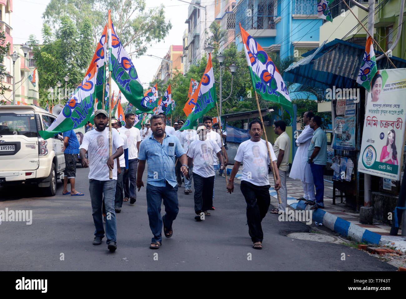Kolkata, India. 05th May, 2019. Trinamool Congress or T.M.C. activist hold flag of their party during an election campaign of T.M.C. candidate for Jadavpur Lok Sabha Constituency, Mimi Chakraborty ahead of Lok Sabha poll. Credit: Saikat Paul/Pacific Press/Alamy Live News Stock Photo