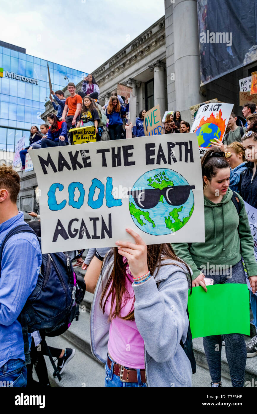 Sustainabiliteens Climate Strike.  Students skip school and protest lack of action on climate change, Vancouver Art Gallery, Vancouver, British Columb Stock Photo