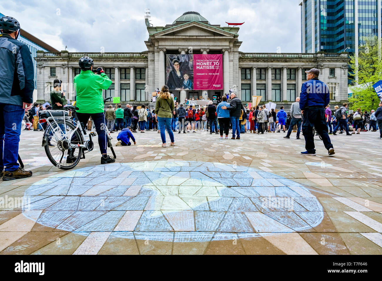 Sustainabiliteens Climate Strike. Students skip school and protest lack of action on climate change, Vancouver Art Gallery, Vancouver, British Columb Stock Photo