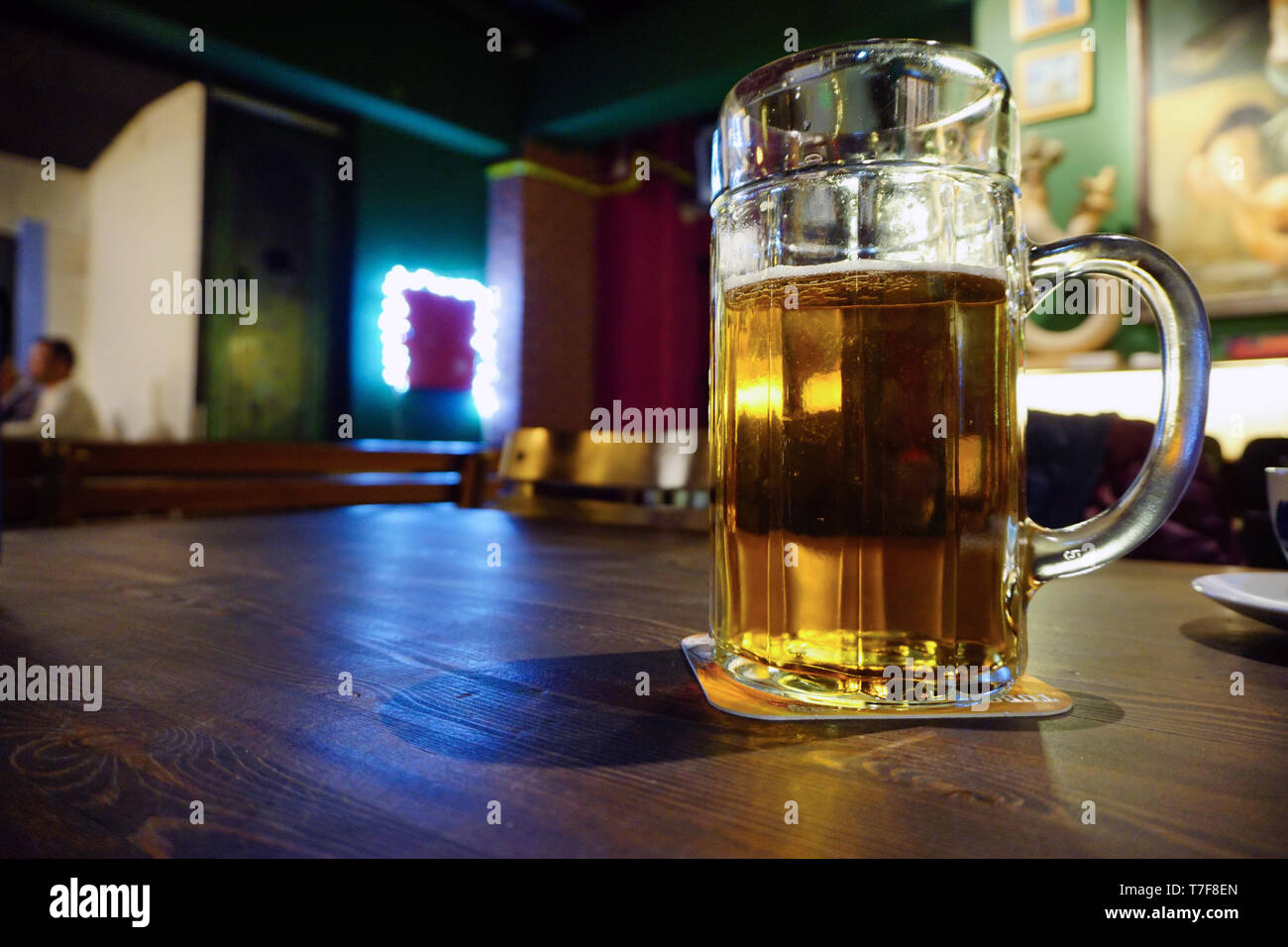 Big pint of beer on wooden table close up view Stock Photo - Alamy