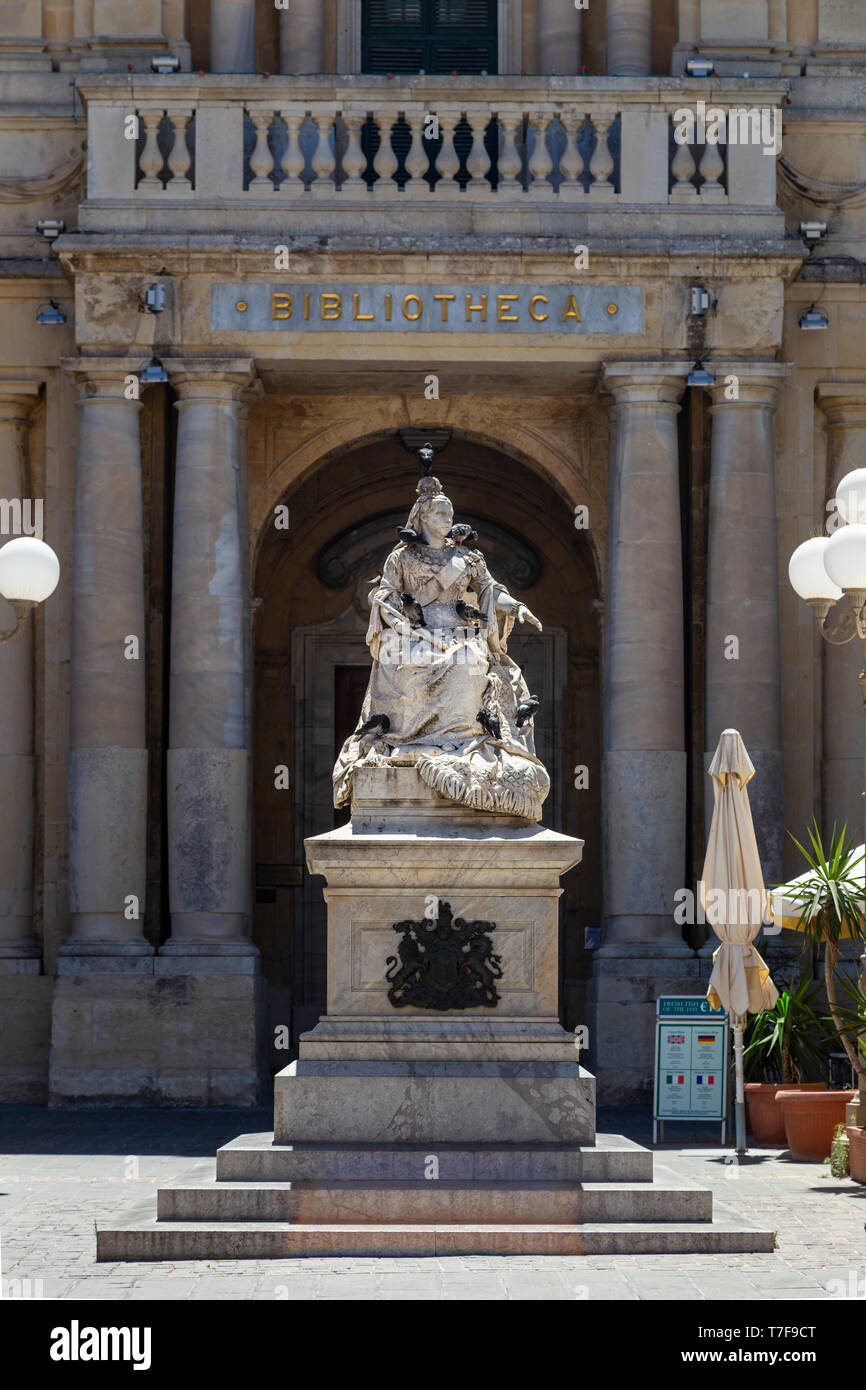 Malta, Malta, Valletta, Queen Victoria Statue in front of National Library Stock Photo
