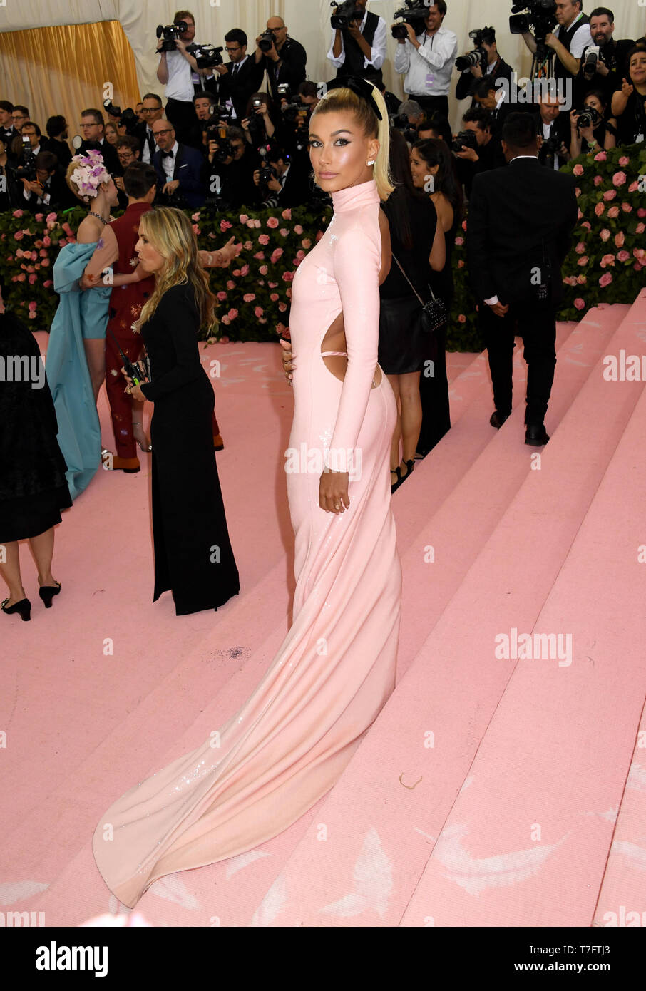 Hailey bieber 2019 met gala hi-res stock photography and images - Alamy