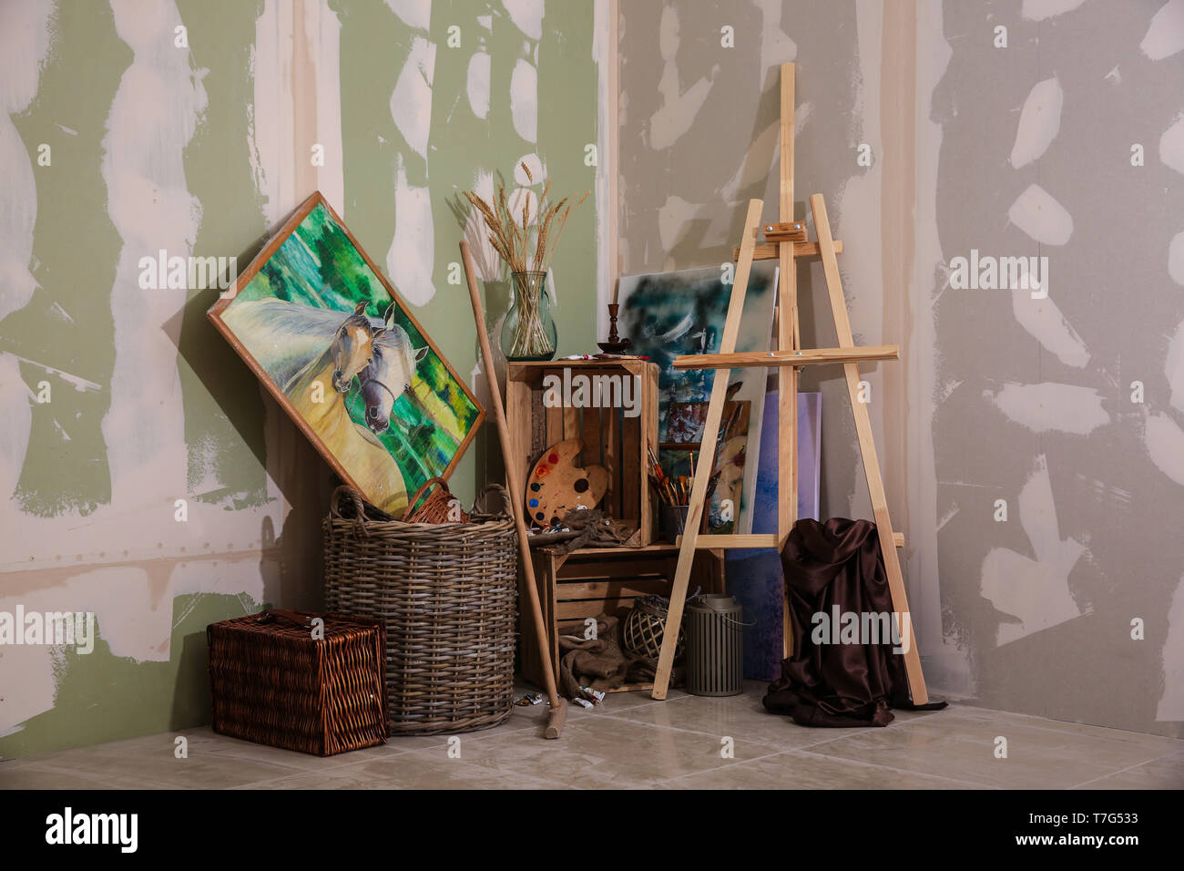 Pictures of painting supplies hi-res stock photography and images - Alamy