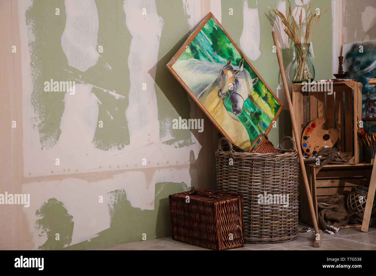 Pictures of painting supplies hi-res stock photography and images - Alamy