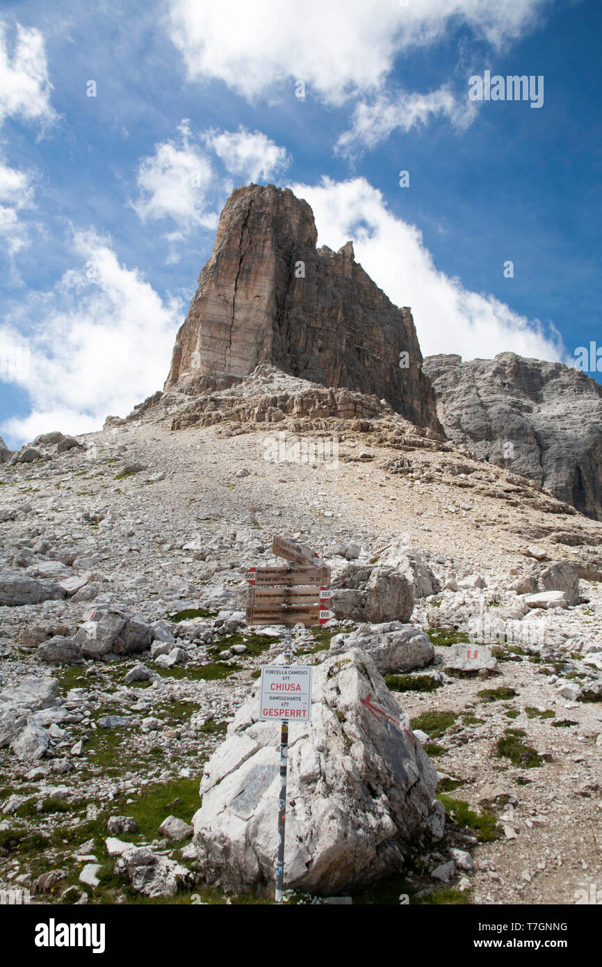 Footpath sign and waymarker beneath the cliffs of Sas da Lech above the Val Setus The Sella Gruppe Selva Val Gardena Dolomites South Tyrol Italy Stock Photo