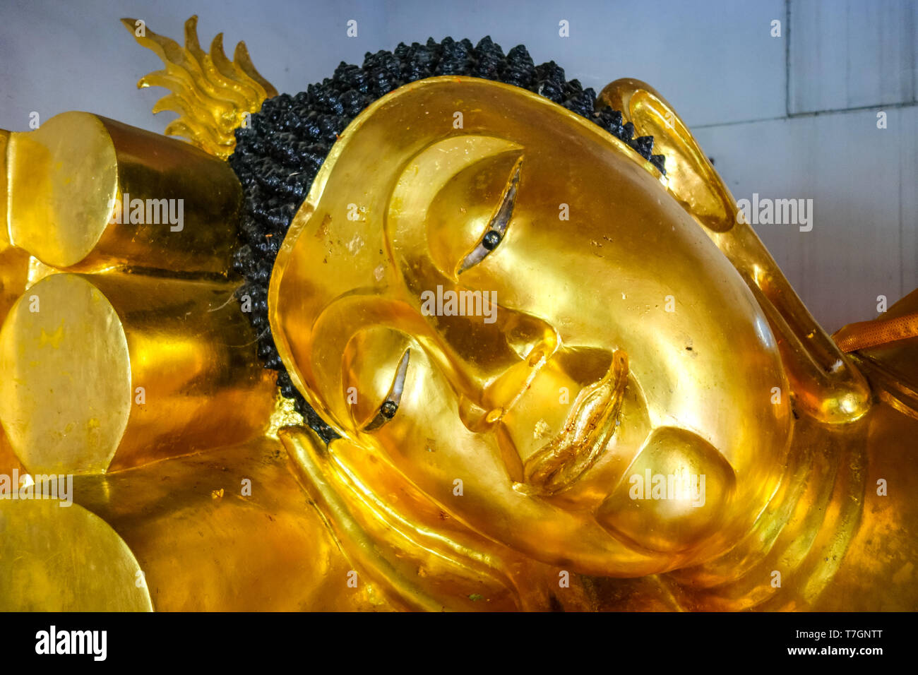 Gold buddha statue in wat phra singh temple hi-res stock photography ...