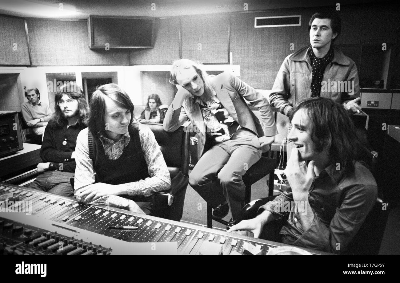 LONDON: Brian Eno and Bryan Ferry from Roxy Music in a London recording studio in 1972 L-R Andy MacKay, engineer. engineer, Paul Thompson, Brian Eno, Engineer, Brian Ferry. (Photo by Gijsbert Hanekroot) Stock Photo