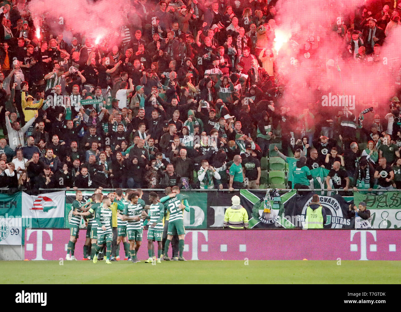 (r-l) Isael da Silva Barbosa of Ferencvarosi TC challenges Dzenan