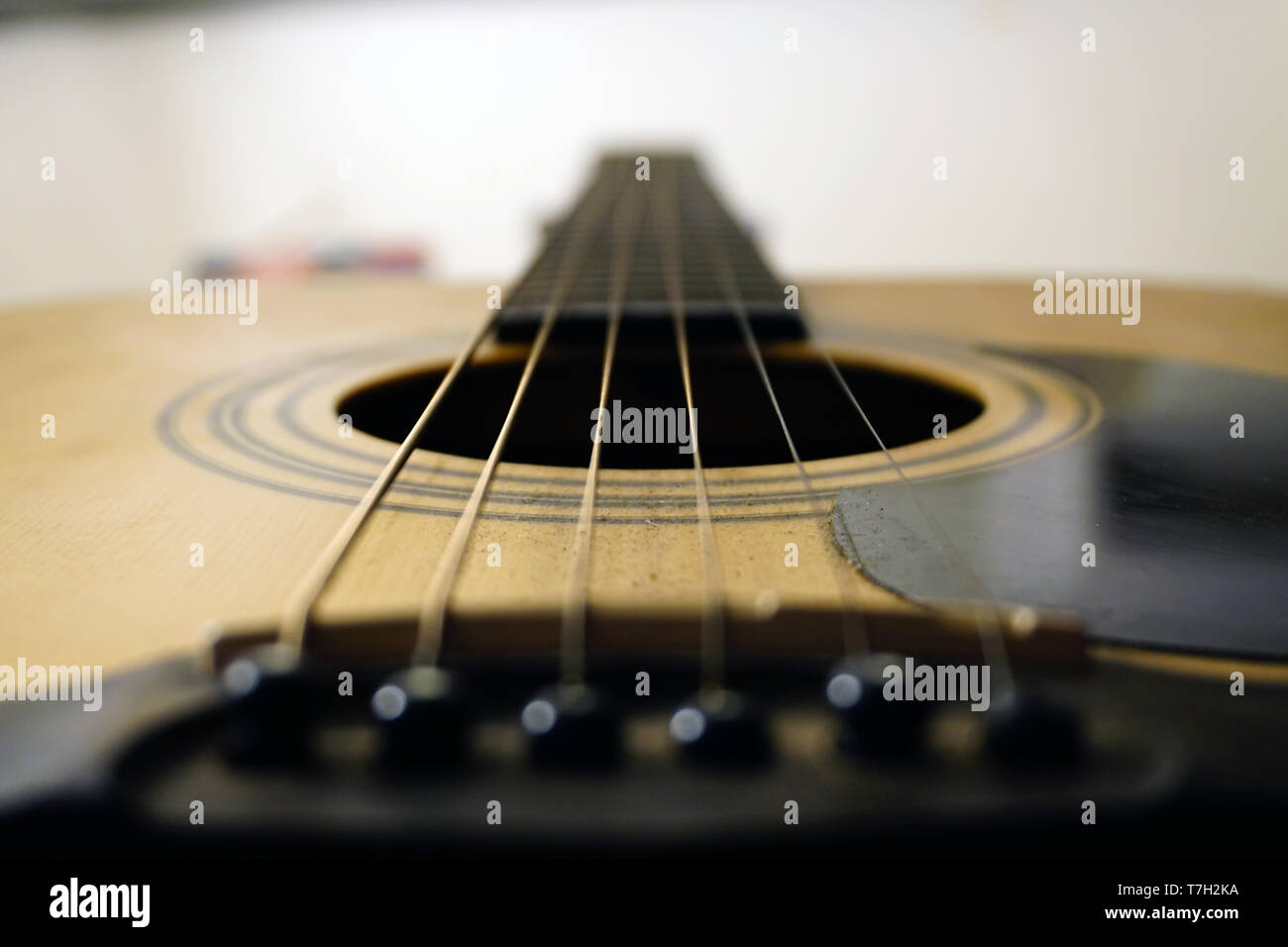 Fingers on guitar strings hi res stock photography and images Alamy