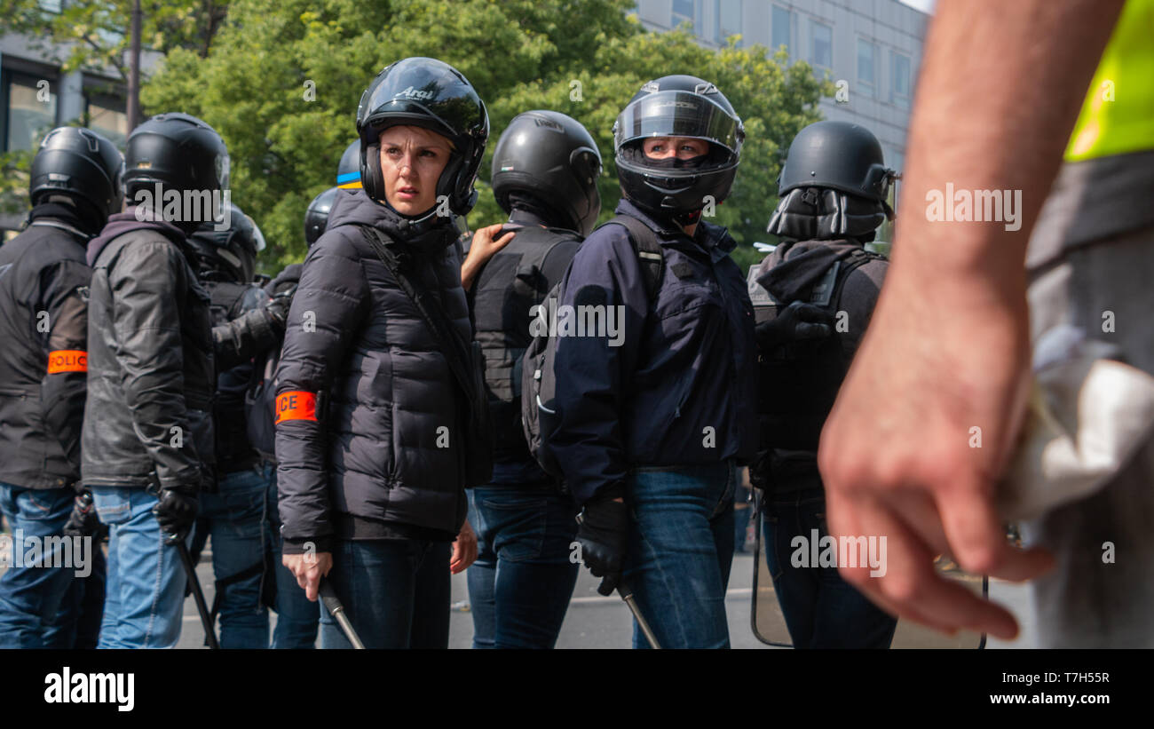 Policières le regard attentif, Paris 1er Mai 2019 Stock Photo