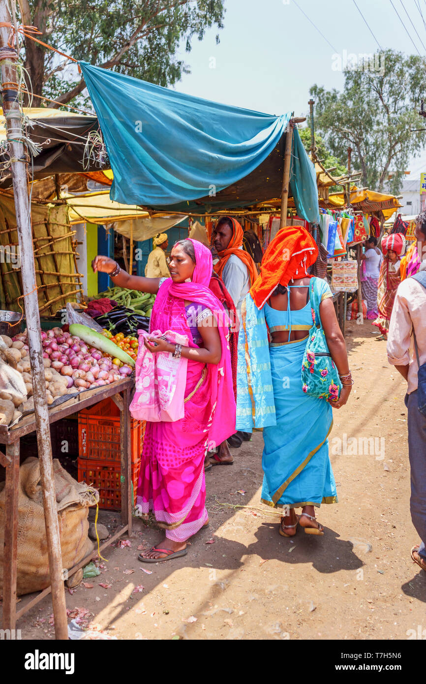 Local women in brightly coloured saris shopping at a vegetable market in Shahpura, Dindori district in the central Indian state of Madhya Pradesh Stock Photo