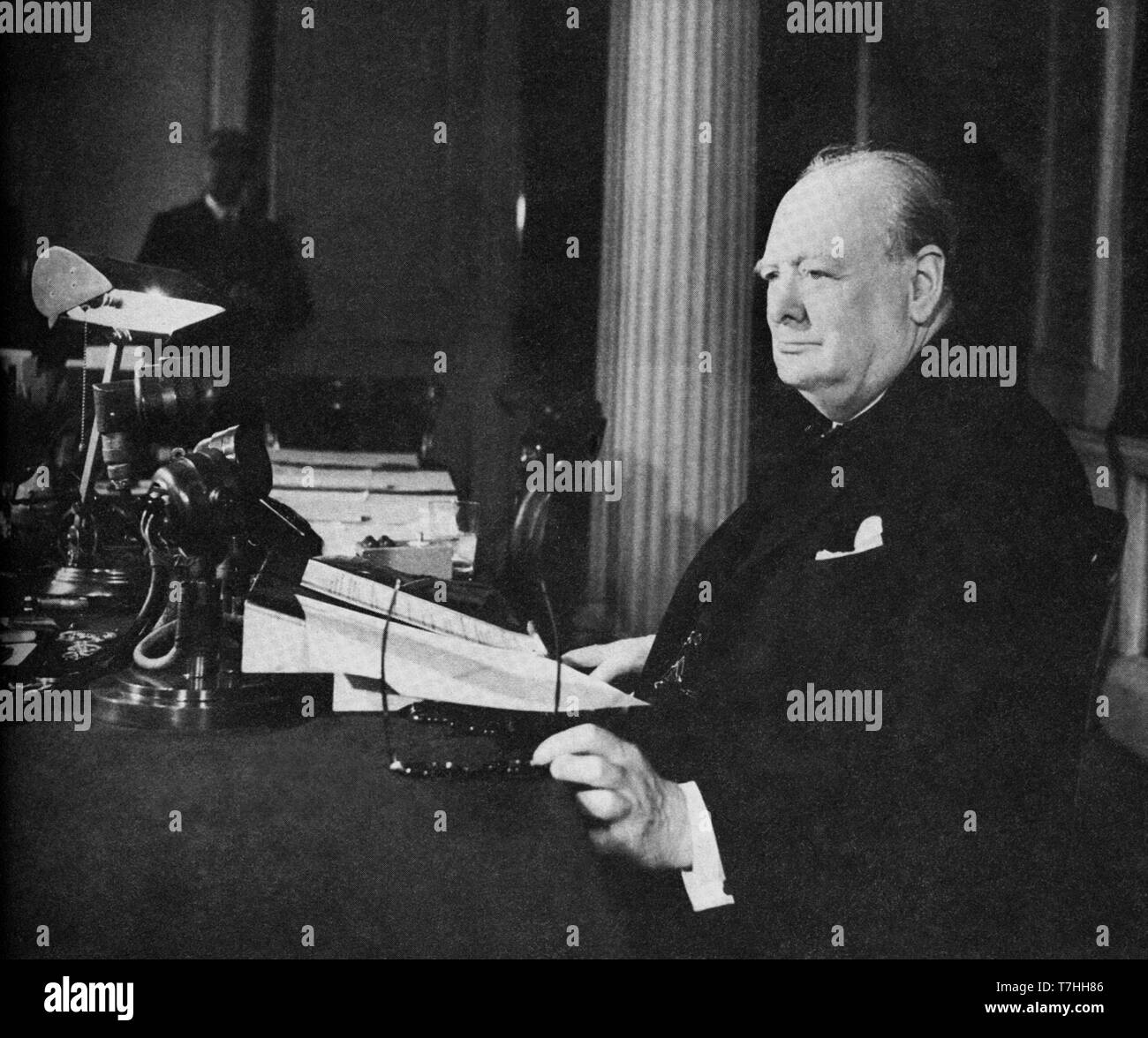 Winston Churchill broadcasting to the nation to mark the end of the war on May 8th 1945 Stock Photo