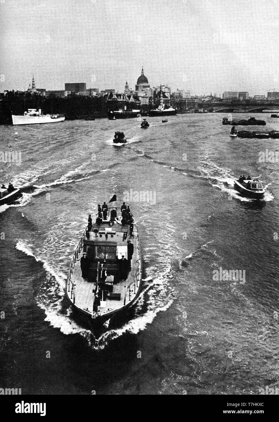 Winston Churchill's coffin transported across the river Thames to Waterloo Station for eventual burial in Bladon, adjacent to Blenheim Palace. 30/1/65 Stock Photo