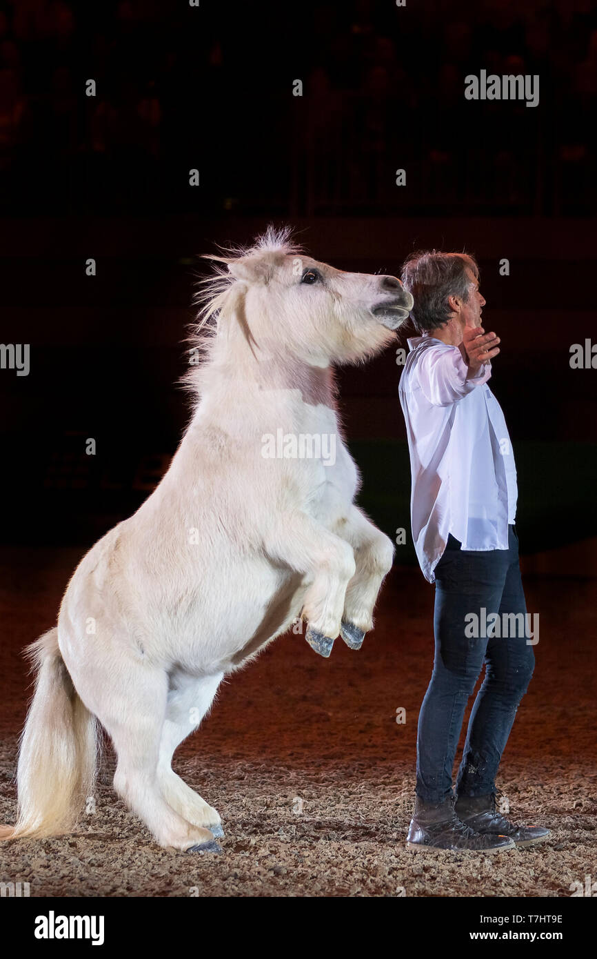 Jean-Francois Pignon showing a liberty dressage with a Shetland Pony Stock  Photo - Alamy