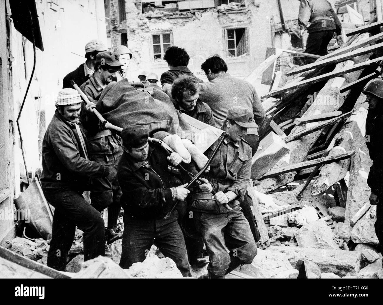 Earthquake rescue Black and White Stock Photos & Images Alamy