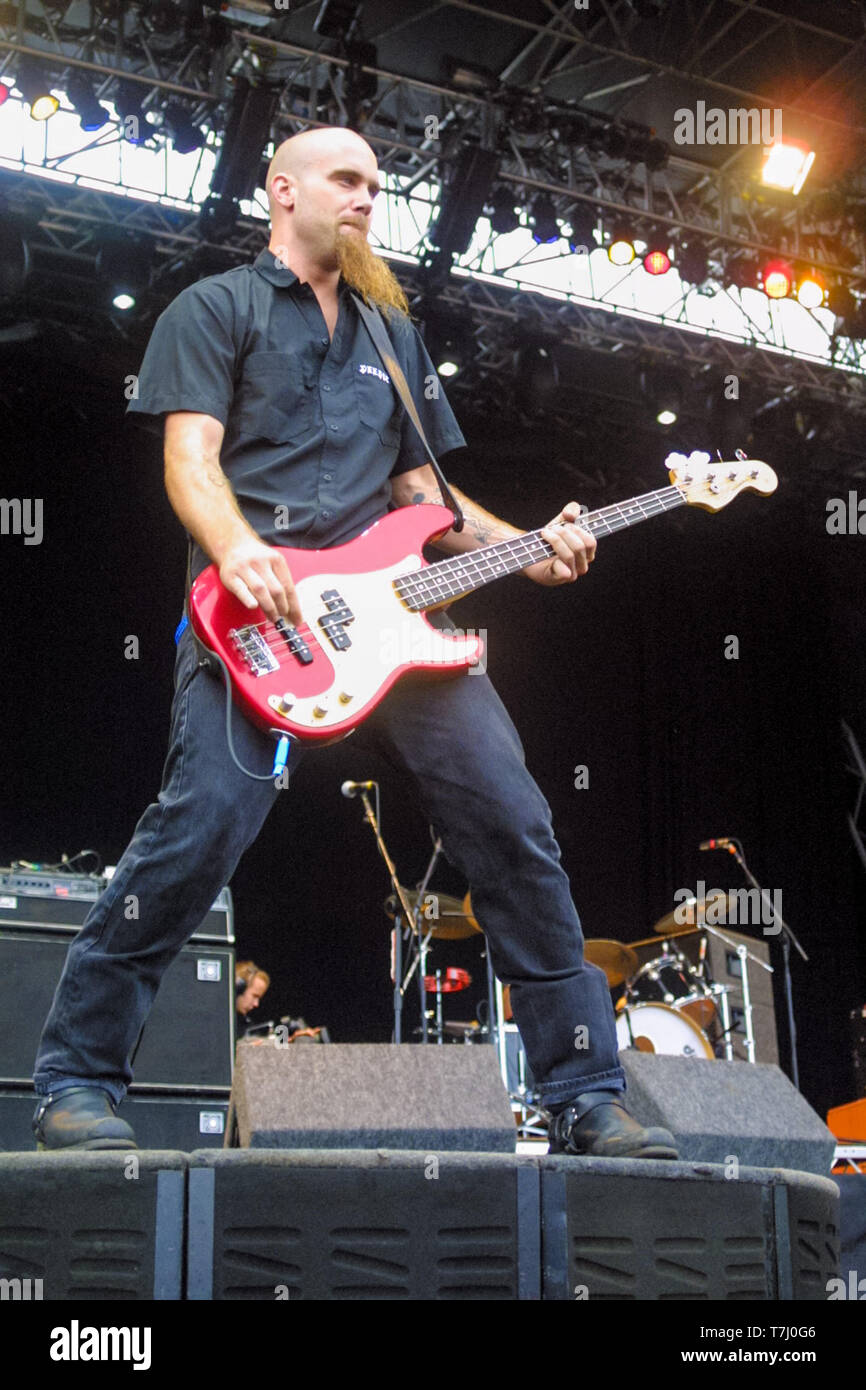 Nick Oliveri playing bass with Queens of the Stone age at  the Leeds Festival 2001. Stock Photo
