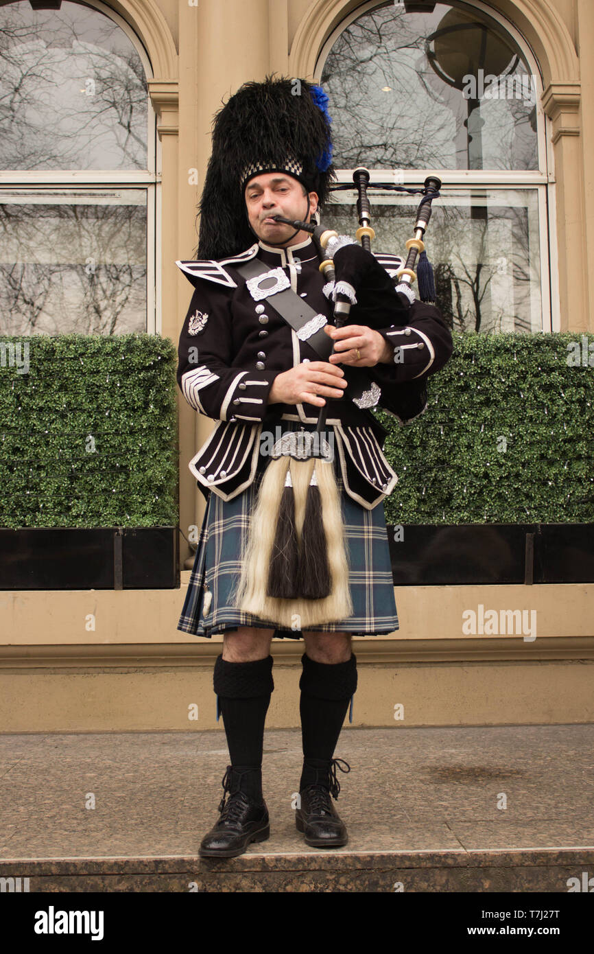 Male tartan dressed bagpipe player hires stock photography and images