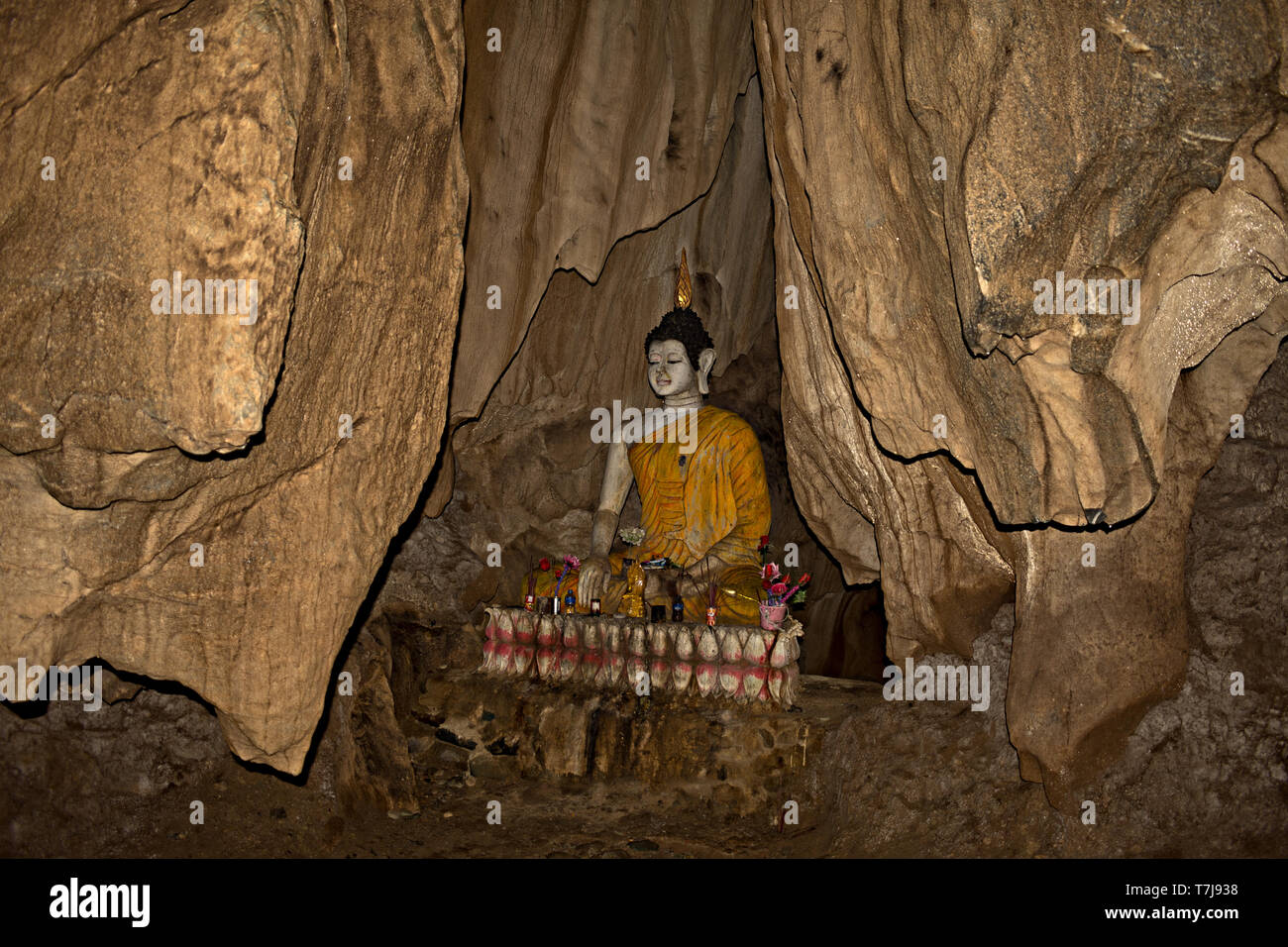 Buddhist Shrine in Tham Khan Cave (Khan Kham), Vang Vieng, Laos Stock