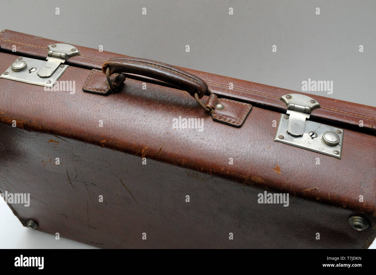 old leather vintage suitcase Stock Photo - Alamy