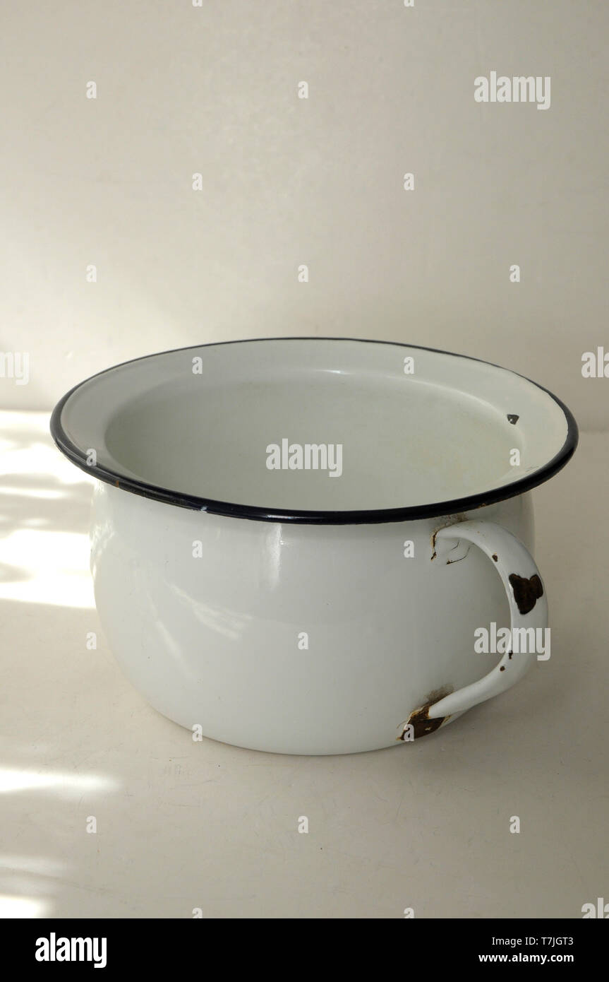 Enamel ware Pee pot (JAS) Enamel ware Pee pot (JAS)