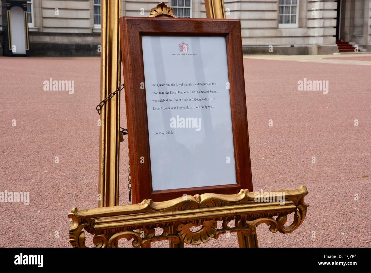 Meghan Duchess of Sussex gave birth to a baby on 06/05/2019. A notice was placed on an easel in the forecourt of Buckingham Palace to announce the Royal Birth to the Duke and Duchess of Sussex. Buckingham Palace, London. UK Stock Photo